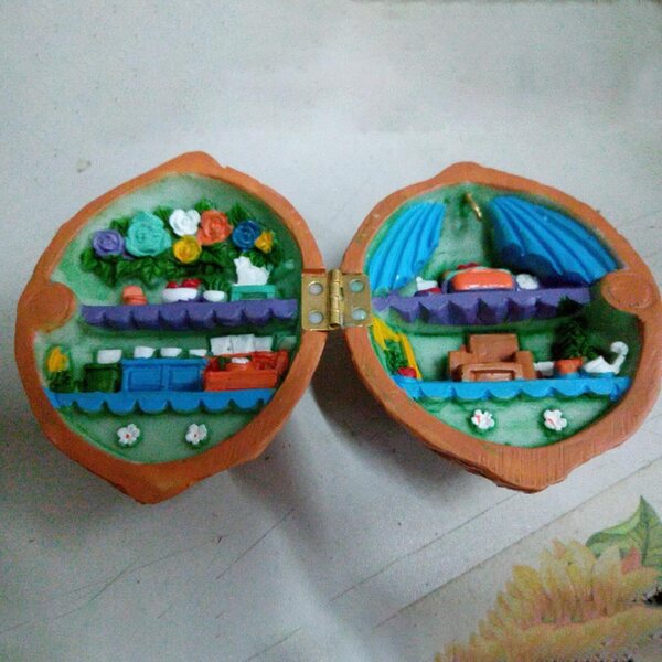 Puppenhaus-Miniatur aus Kunstharz und handgefertigter Walnuss-Coquille, 6,5 x 4 x 4 cm