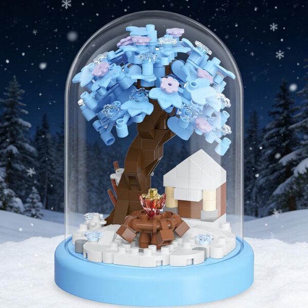 Casa sull'albero invernale con neve in miniatura assemblata a mano con copri polvere