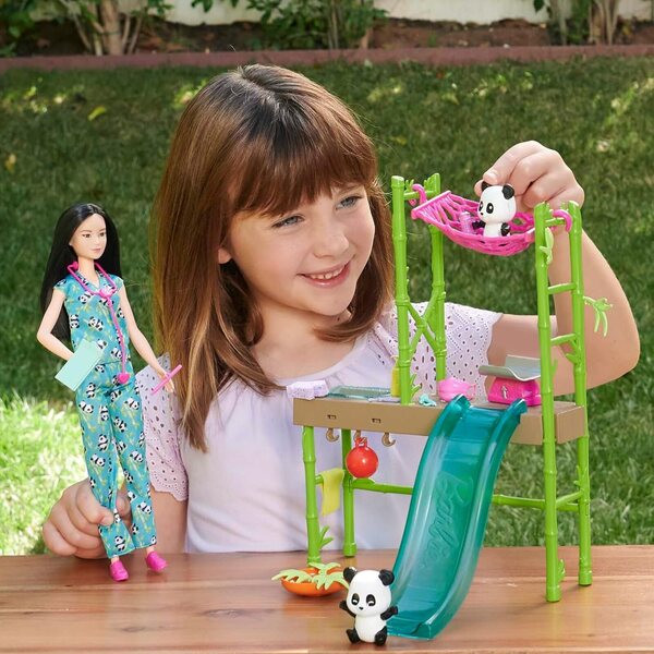 Barbie Panda Sanctuary mit Tierarztpuppe und über 20 Accessoires für die Kleinen