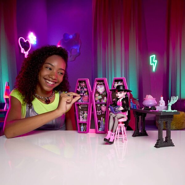 Monster High Salle des Potions Magiques Draculaura-Boxset mit über 12 Teilen und magischen Transformationen