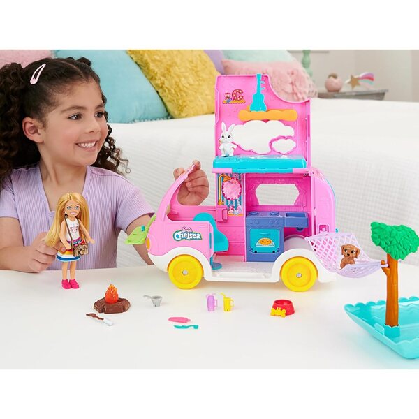 Barbie Chelsea Camping-Car 2-in-1 mit verwandelbarem Fahrzeug, 15 Zubehörteilen und 2 Tieren