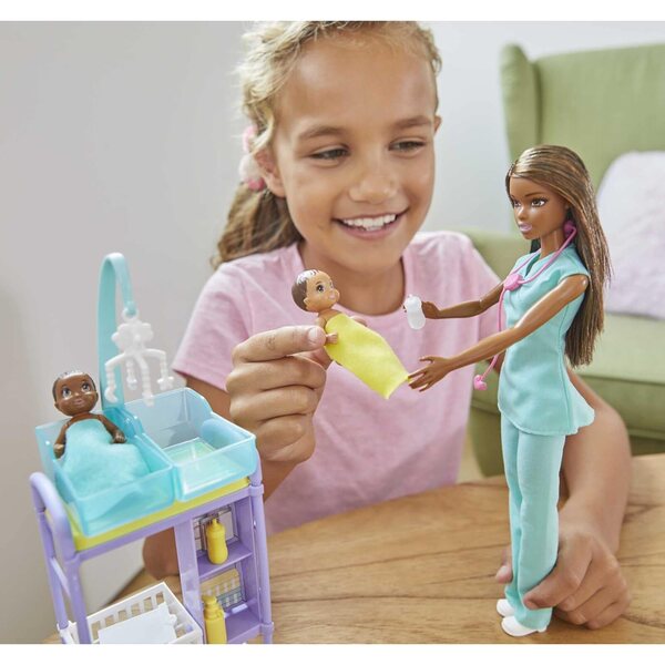 Barbie Pédiatre mit medizinischem Zubehör, 2 Babys und Kinderuntersuchungstisch