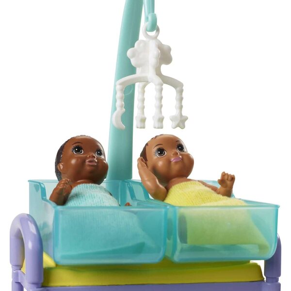 Barbie Pédiatre mit medizinischem Zubehör, 2 Babys und Kinderuntersuchungstisch