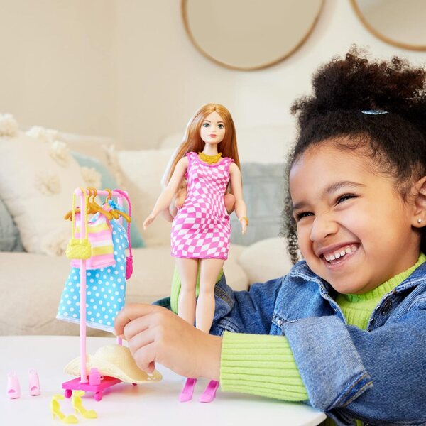 Barbie Cofanetto Séance d’Essayage con Abiti, Accessori e 32 Elementi di Gioco per Bambini