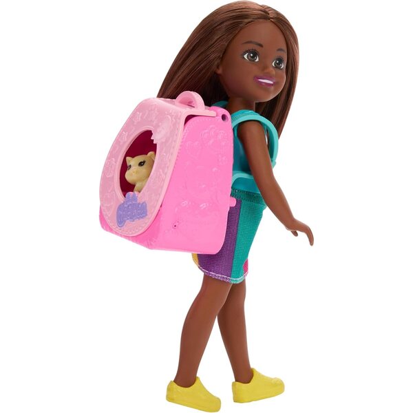 Barbie Chelsea Spielrucksack mit brauner Chelsea-Puppe, Accessoires und Accessoires