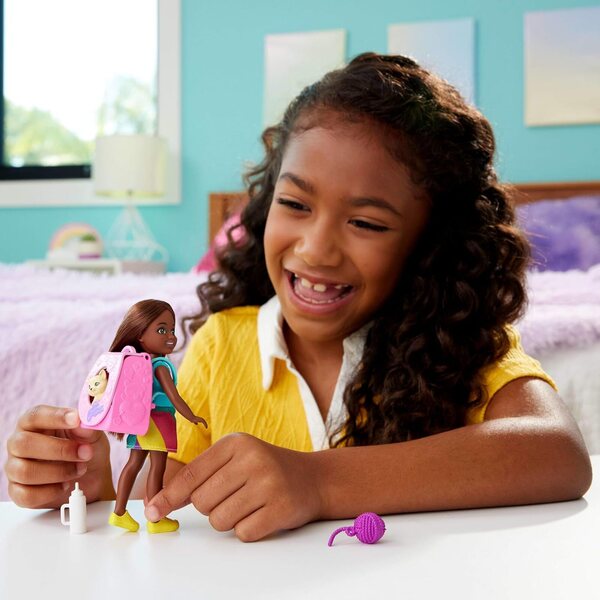 Barbie Chelsea Spielrucksack mit brauner Chelsea-Puppe, Accessoires und Accessoires