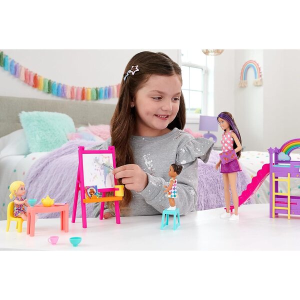 Barbie Skipper Premiers Jobs Garderie mit 3 Puppen, Möbeln und mehr als 15 thematischen Accessoires