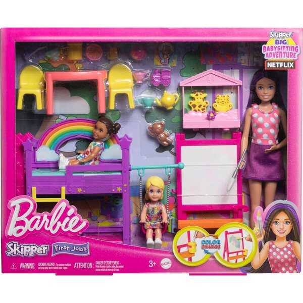 Barbie Skipper Premiers Jobs Garderie mit 3 Puppen, Möbeln und mehr als 15 thematischen Accessoires