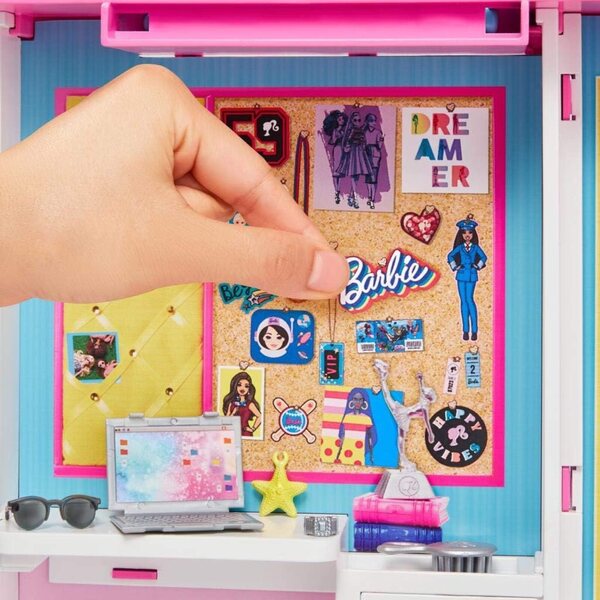 Barbie Dream Closet con 25+ accessori e 4 outfit per giochi di ruolo creativi