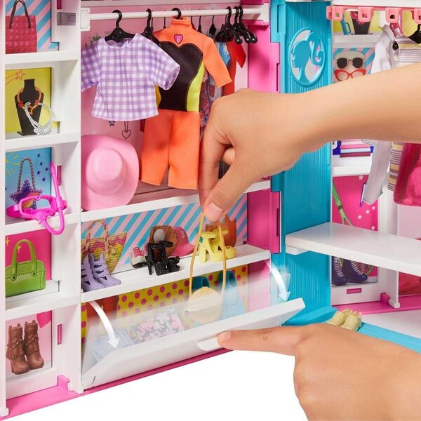 Barbie Dream Closet con 25+ accessori e 4 outfit per giochi di ruolo creativi