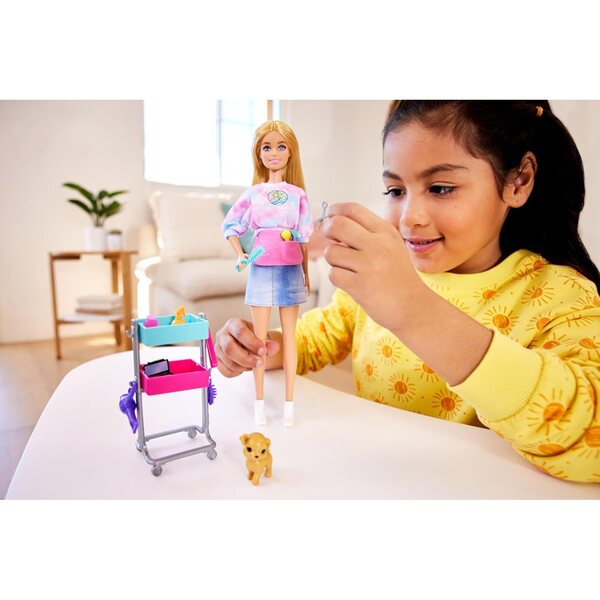Barbie Malibu stilista con 14 accessori di moda e trucco, chiot e carrello
