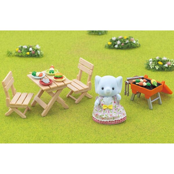 Sylvanian Families The Village – The Elephant Girl Set mit Picknickgrill und Zubehör