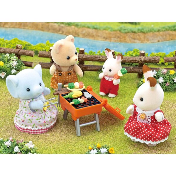 Sylvanian Families The Village – The Elephant Girl Set mit Picknickgrill und Zubehör