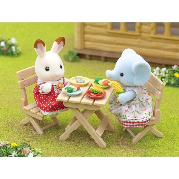 Sylvanian Families The Village – The Elephant Girl Set mit Picknickgrill und Zubehör