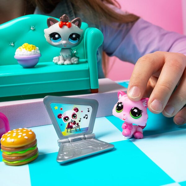 Littlest Pet Shop Diner Dash Play Pack: 3 Welpen mit 7 Zubehörteilen und Sammelkarte