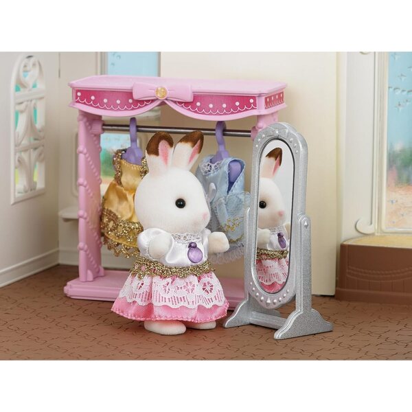 Sylvanian Families Set Dressing con Figurina Bambina Lapin Chocolat e 3 Vestiti Colorati