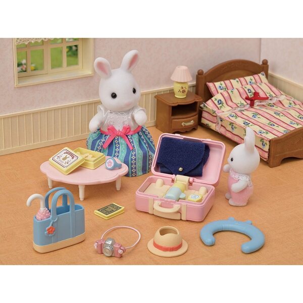 Sylvanian Families Maman Lapin Neige mit Wochenendkoffer und Reisezubehör