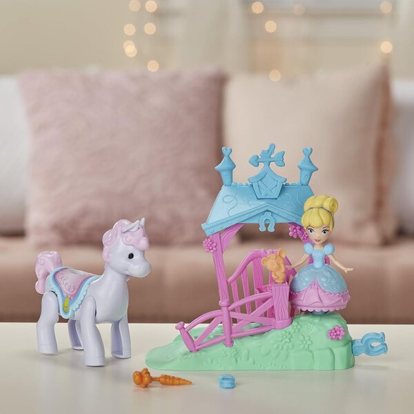 Disney-Prinzessin Aschenputtel mit Zauberpferd und Freund Mickey Mouse – königliche Bewegung