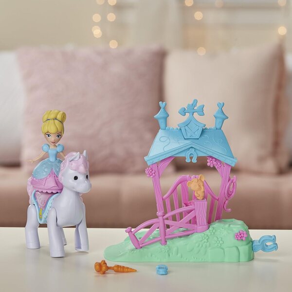 Disney-Prinzessin Aschenputtel mit Zauberpferd und Freund Mickey Mouse – königliche Bewegung