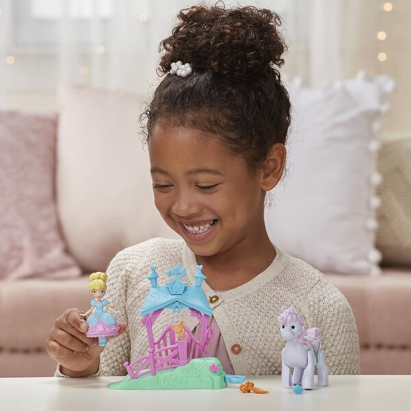 Disney-Prinzessin Aschenputtel mit Zauberpferd und Freund Mickey Mouse – königliche Bewegung