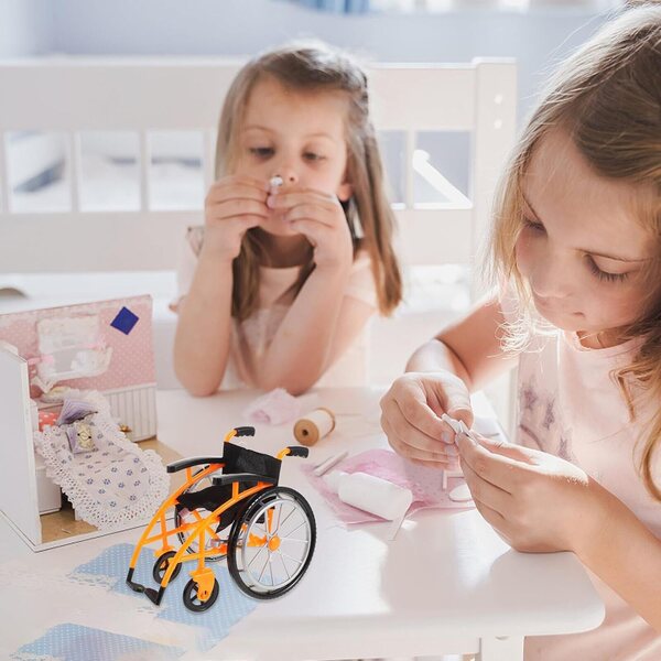 Zusammenklappbarer orangefarbener Kunststoff-Kinderwagen und Krücken für Puppen, Lernspiel