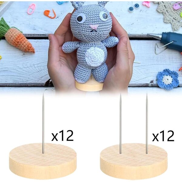 Set mit 24 Puppenständern aus Holz und Metall, handgefertigte Displays