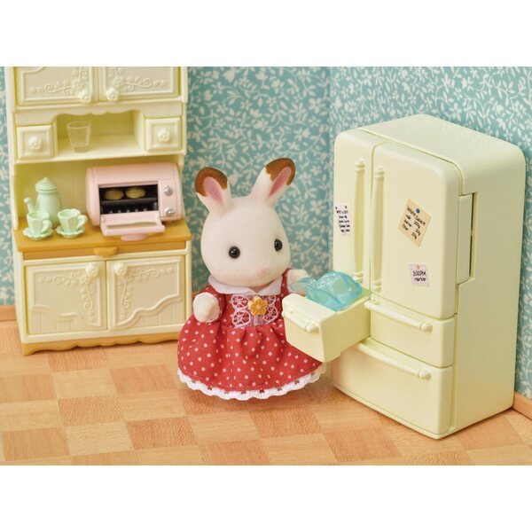 Sylvanian Families Kühlschrank-Set mit Zubehör, fantasievolle Spiele für Kinder