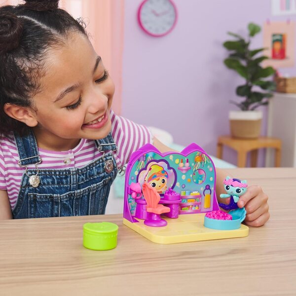 Gabby's Dollhouse MerCat Spa Room mit Figuren, Möbeln und Accessoires für Kinder ab 3 Jahren