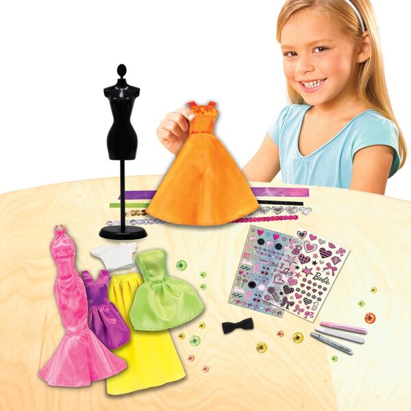 Barbie Be a Real Fashion Designer: Δημιουργικό κιτ με 5 ρούχα και αξεσουάρ κούκλας