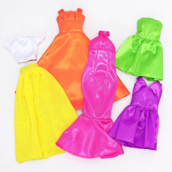 Barbie Be a Real Fashion Designer: Δημιουργικό κιτ με 5 ρούχα και αξεσουάρ κούκλας