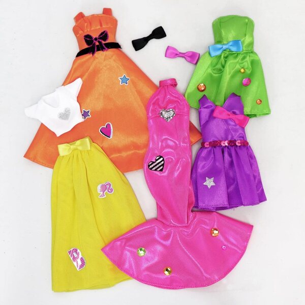 Barbie Be a Real Fashion Designer: Δημιουργικό κιτ με 5 ρούχα και αξεσουάρ κούκλας