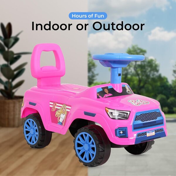 Barbie Hilux 2025 jezdí na super odolném autíčku s jednoduchými koly