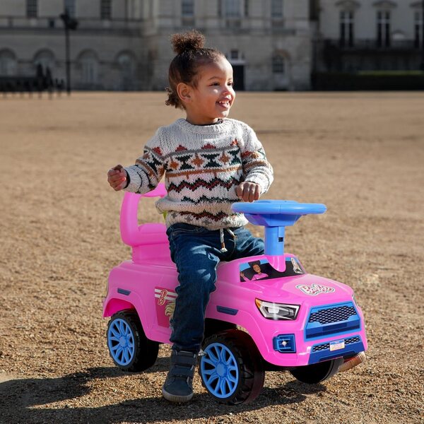 Barbie Hilux 2025 jezdí na super odolném autíčku s jednoduchými koly