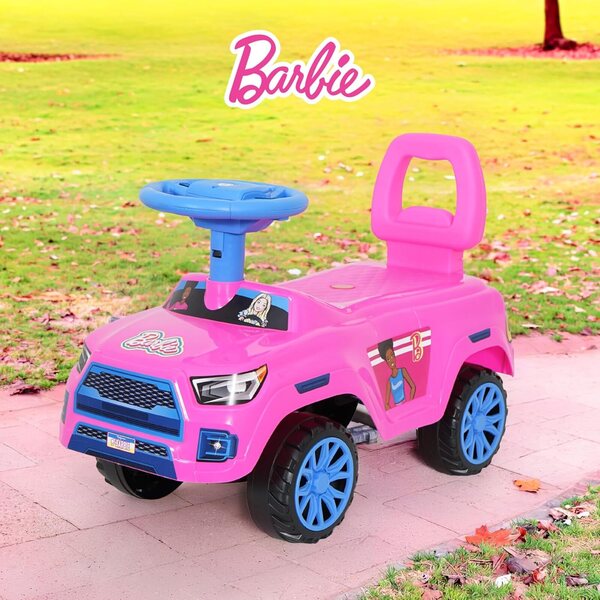 Barbie Hilux 2025 jezdí na super odolném autíčku s jednoduchými koly