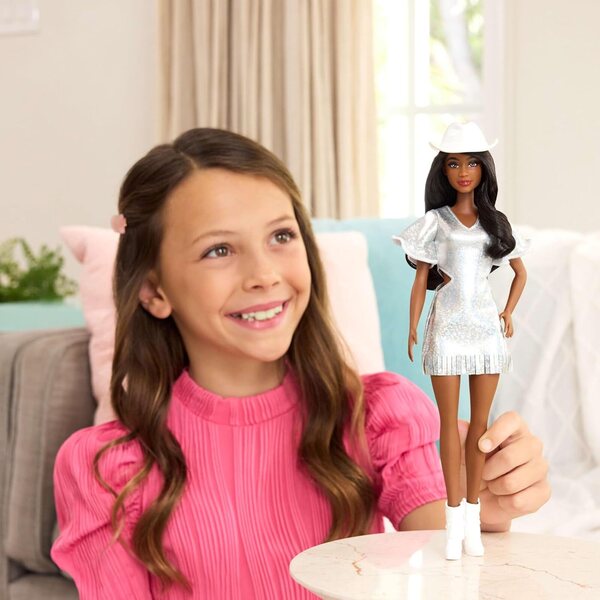 Barbie Fashionistas avec robe argentée et accessoires occidentaux, chapeau et bottes