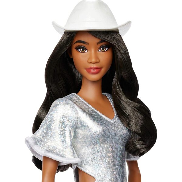 Barbie Fashionistas avec robe argentée et accessoires occidentaux, chapeau et bottes