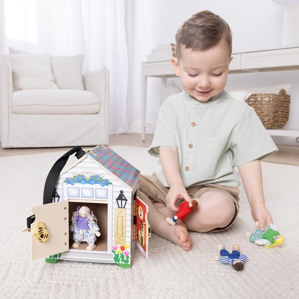 Melissa & Doug Casa de madera portátil con campana y muñecas móviles para niños mayores de 3 años