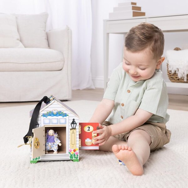 Melissa & Doug Casa de madera portátil con campana y muñecas móviles para niños mayores de 3 años