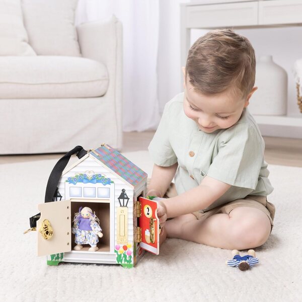 Melissa & Doug Casa de madera portátil con campana y muñecas móviles para niños mayores de 3 años