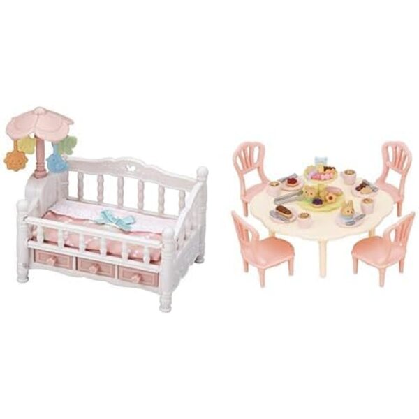 Hnízdní postýlka Calico Critters s mobilní sadou a sadou Sweet Party – vybavení herní sady 30 doplňků