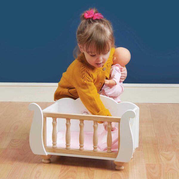 Le Toy Van Puppenbett aus Holz mit Retro-Details und weichen Accessoires