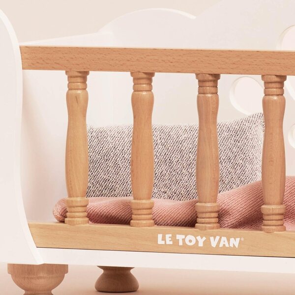 Le Toy Van Puppenbett aus Holz mit Retro-Details und weichen Accessoires