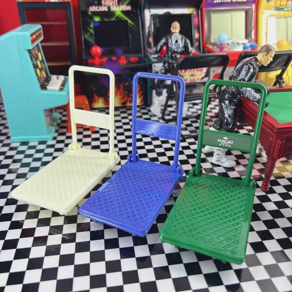 4X Mini-PVC-Wagen 1/12 für Puppenhaus-Weihnachtsdekorationen und Esszimmer