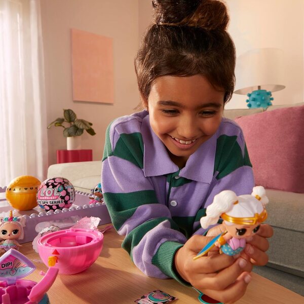 „LOL Surprise Eye Spy“ serijos „Tots Dolls“ – spalvas keičiančios lėlės ir atskleistinos paslaptys